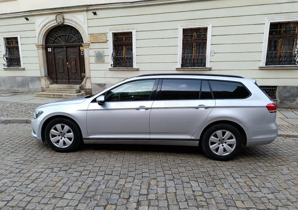 Volkswagen Passat cena 45500 przebieg: 244000, rok produkcji 2016 z Wrocław małe 277